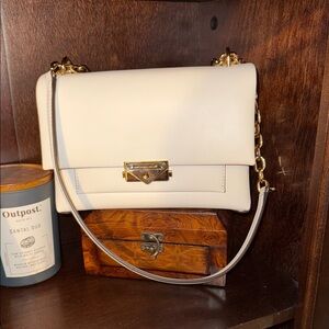 ✨ Michael Kors Crossbody Bag – Elegant White with Gold Chain Strap ✨